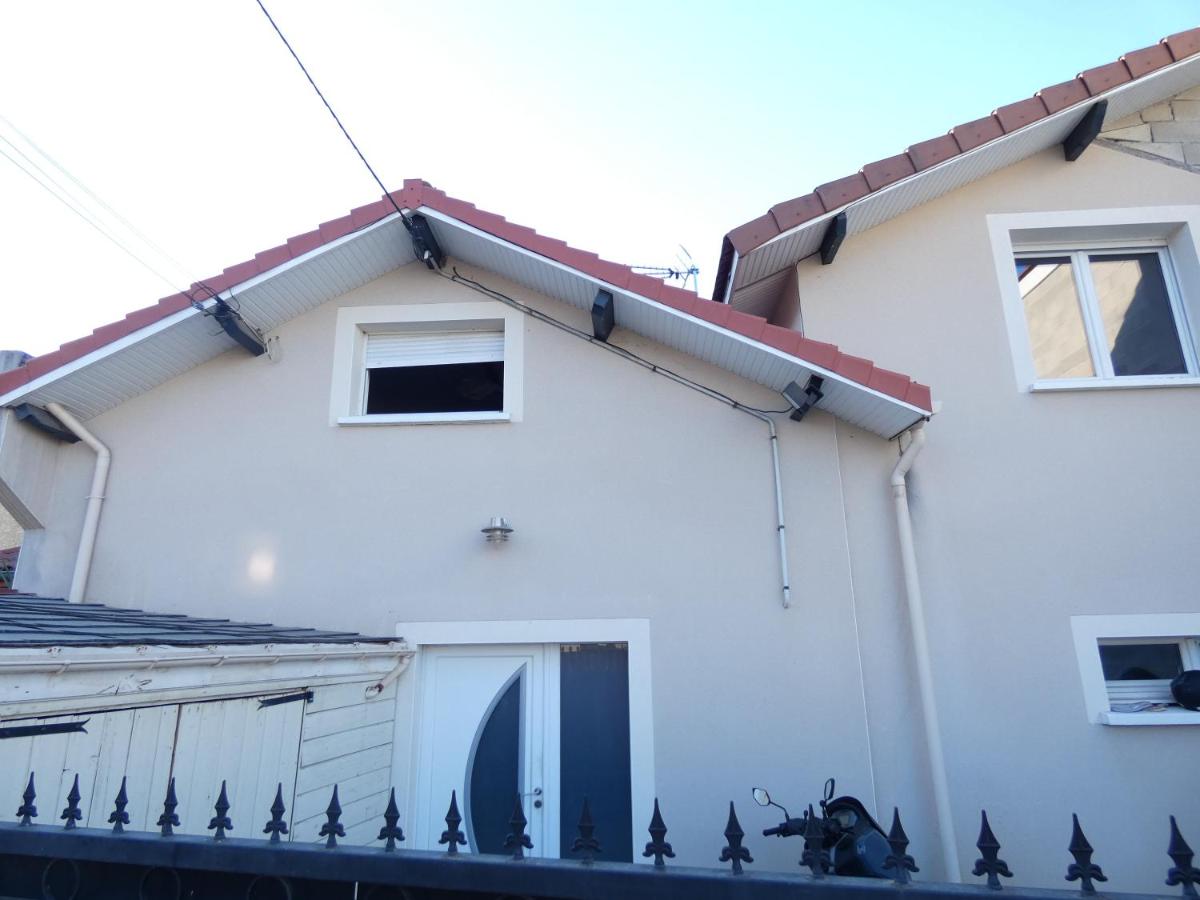 Maison moderne et spacieuse avec piscine - B&B Villeurbanne