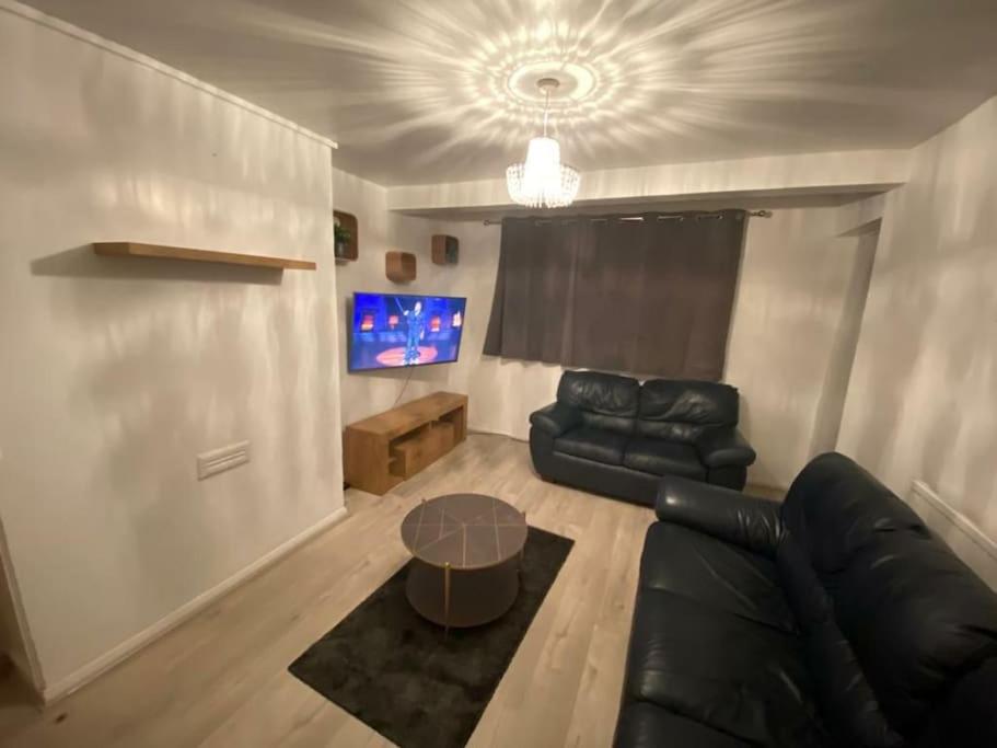 B&B Londres - 2 bedroom flat with balcony London - Bed and Breakfast Londres