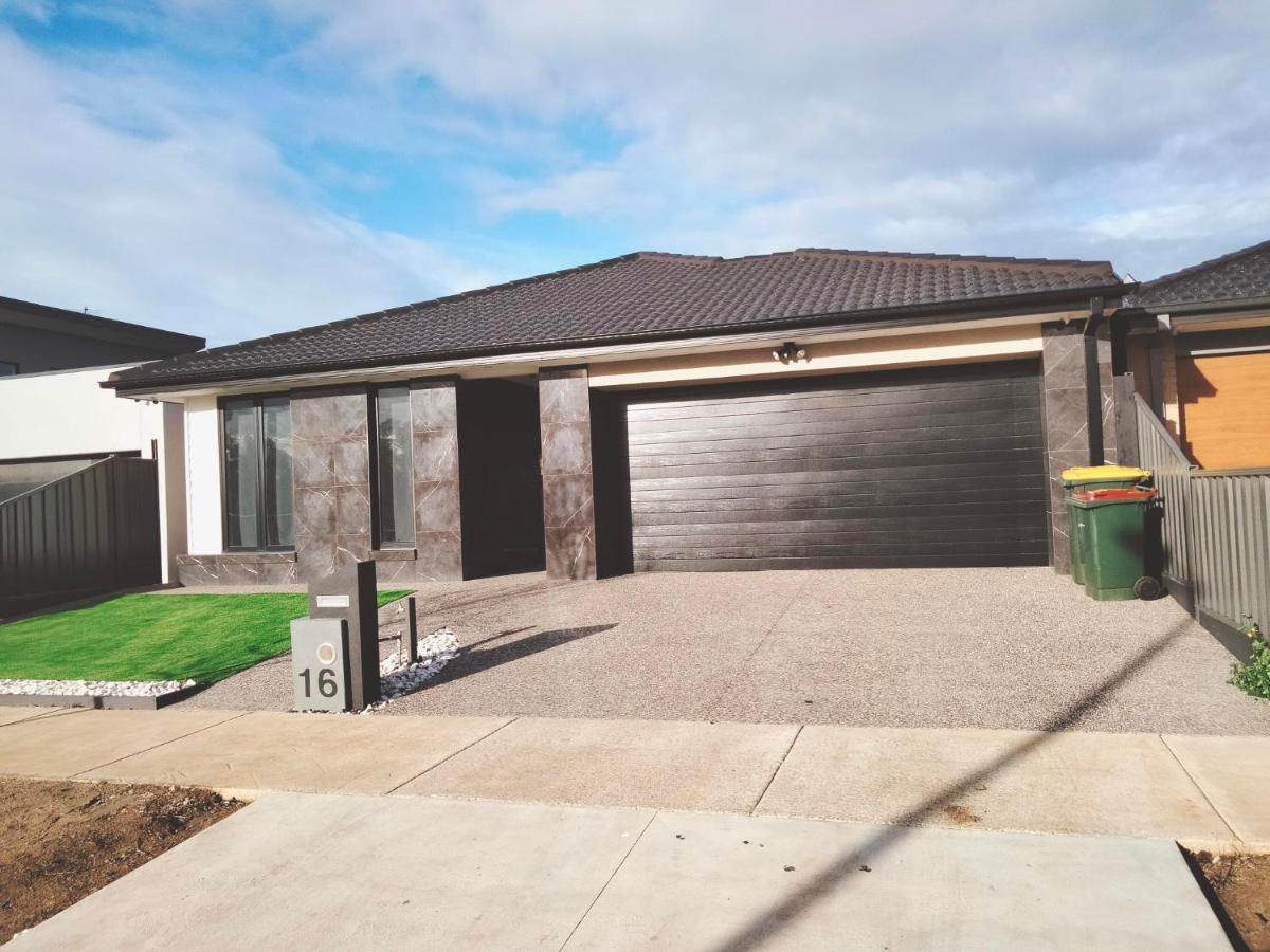 Modern and cosey 4 bedroom house walk to beach - B&B