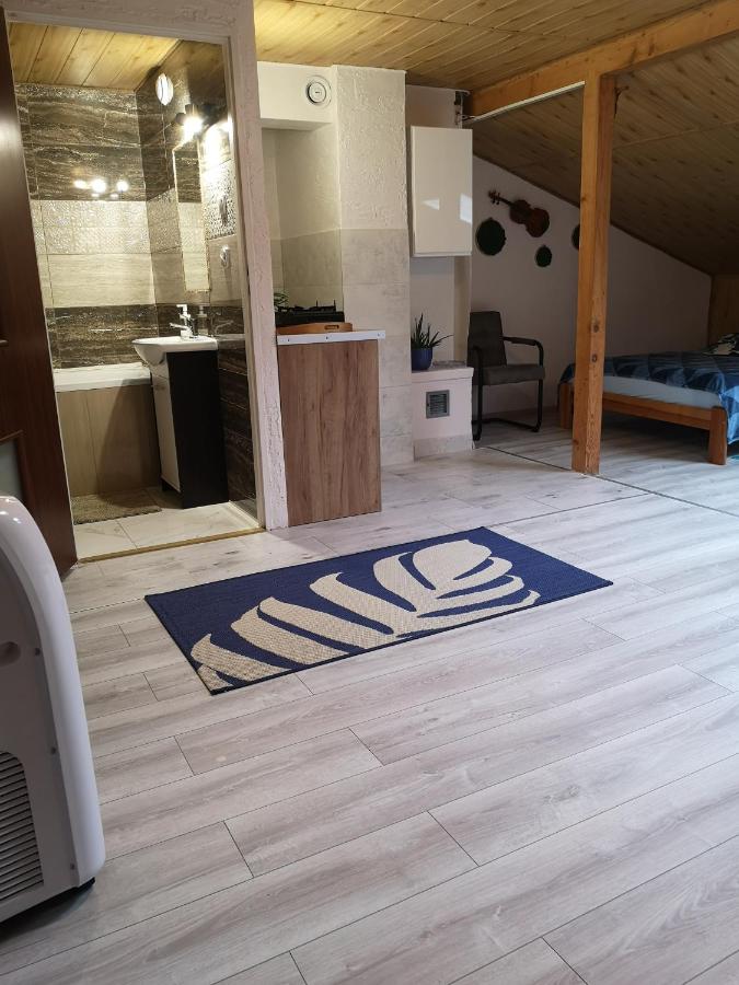 Apartament fort Owcza Góra na poddaszu - Bed and Breakfast