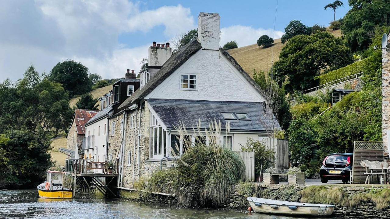 Duck Cottage - Waters Edge, Exclusive Village Location - B&B