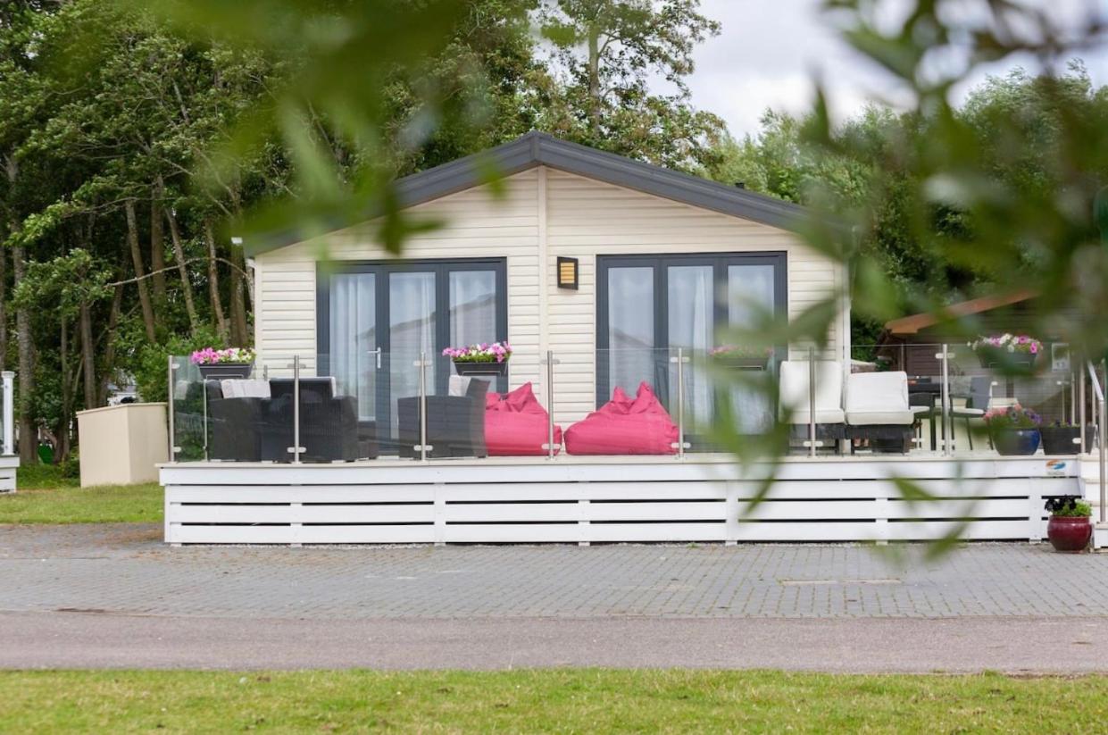 Spacious Homely Lakeside Lodge close to the Beaches - B&B