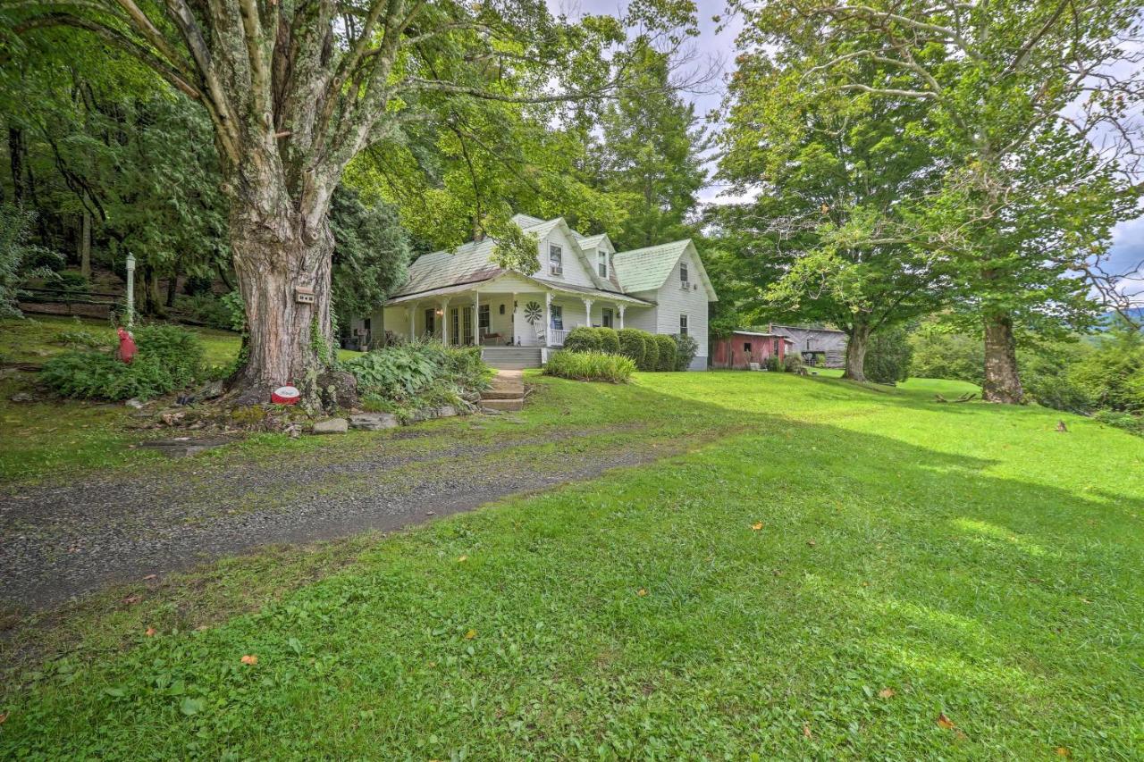 B&B West Jefferson - Lil Red Hen Cottage in the Boone Area with Hot Tub - Bed and Breakfast West Jefferson