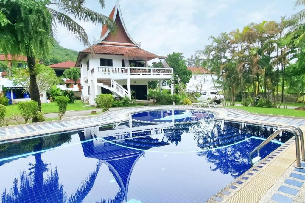 B&B Ban Kamala - Lovely 2-Bedroom Condo with Pool - Bed and Breakfast Ban Kamala