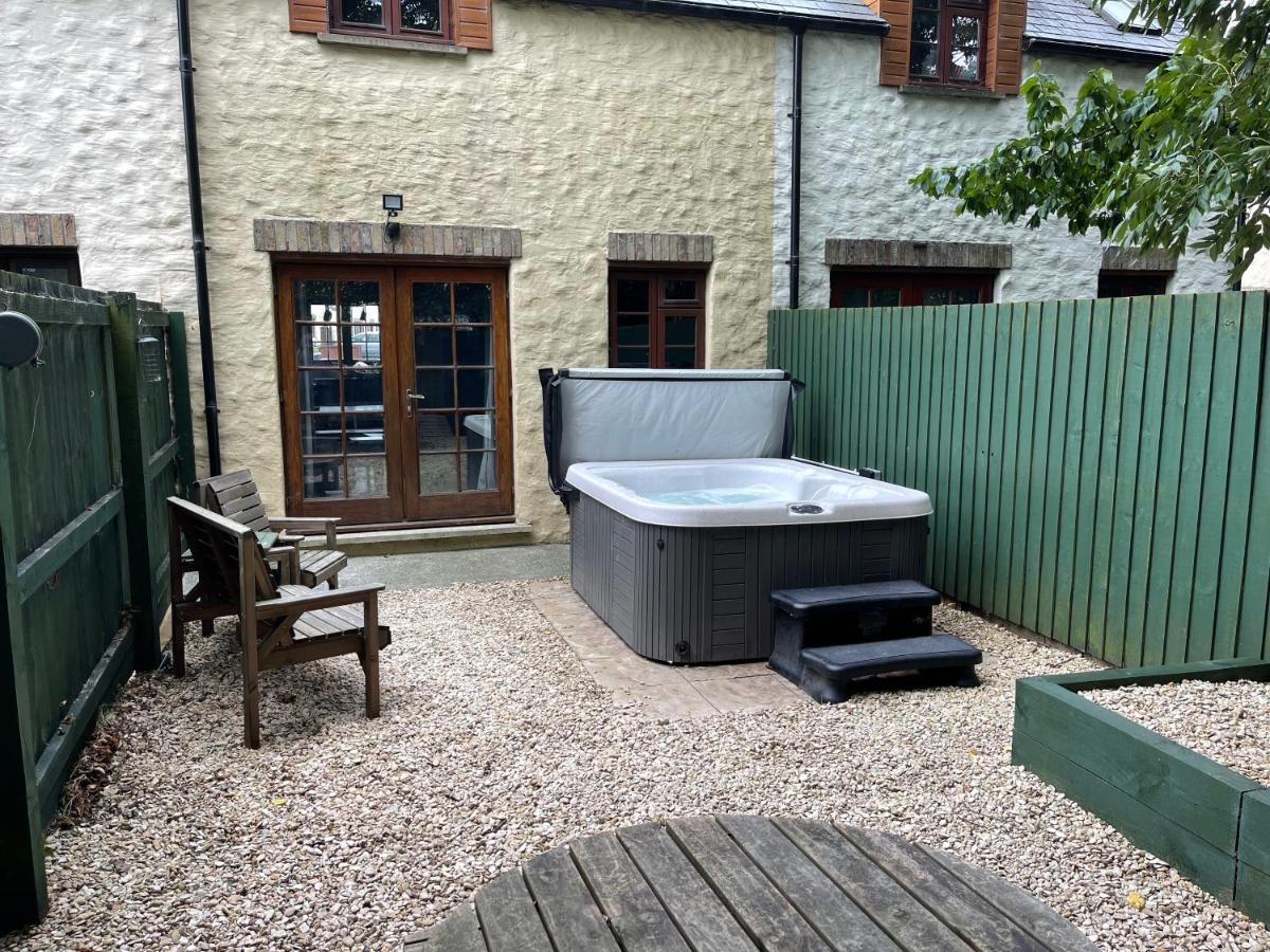 B&B Haverfordwest - Cottage With Hot Tub in Pembrokeshire - Bed and Breakfast Haverfordwest