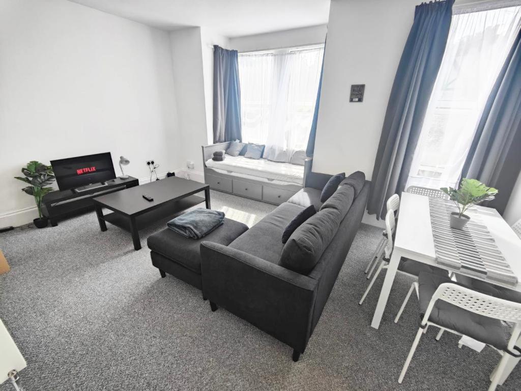 B&B Londres - Lovely 3 bedroom serviced apartment in Leytonstone - Bed and Breakfast Londres