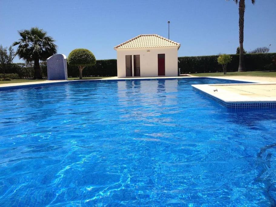 Lindo apartamento junto à praia e à Marina de Vilamoura com Piscina e Wi-Fi - Chambres d'hôtes Quarteira