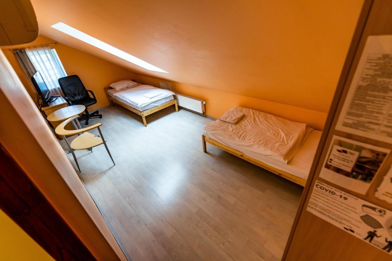 Camera Doppia con Letti Singoli e Bagno in Comune