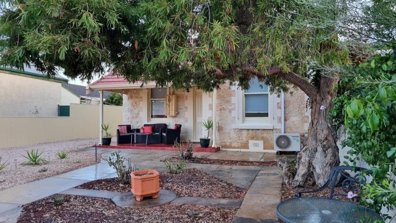 Charming 100 yr old cottage in the heart of Moonta - B&B