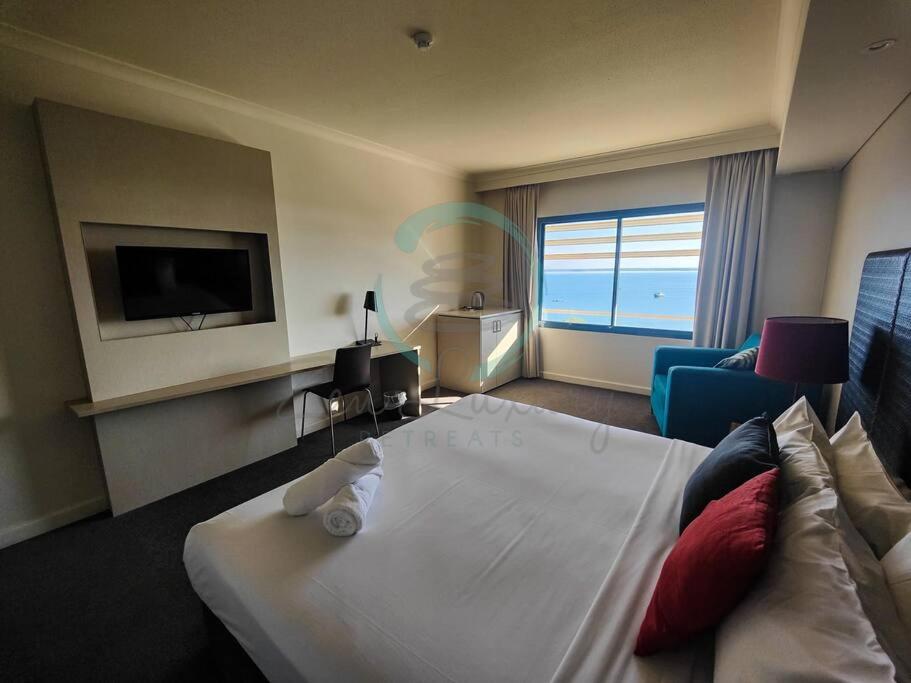 ZEN88 ESPLANADE: Hotel Suite w/ Ocean/Sunset Views - B&B