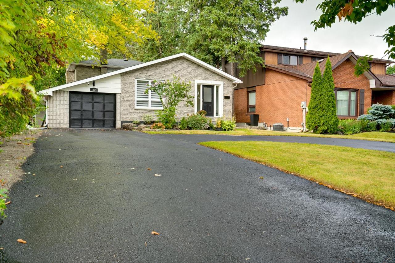 Furnished Family Home near Toronto - Great Location Game Room - Backyard - Parking & Self Checkin - B&B Pickering