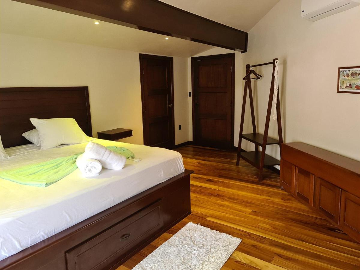 Zimmer mit Kingsize-Bett
