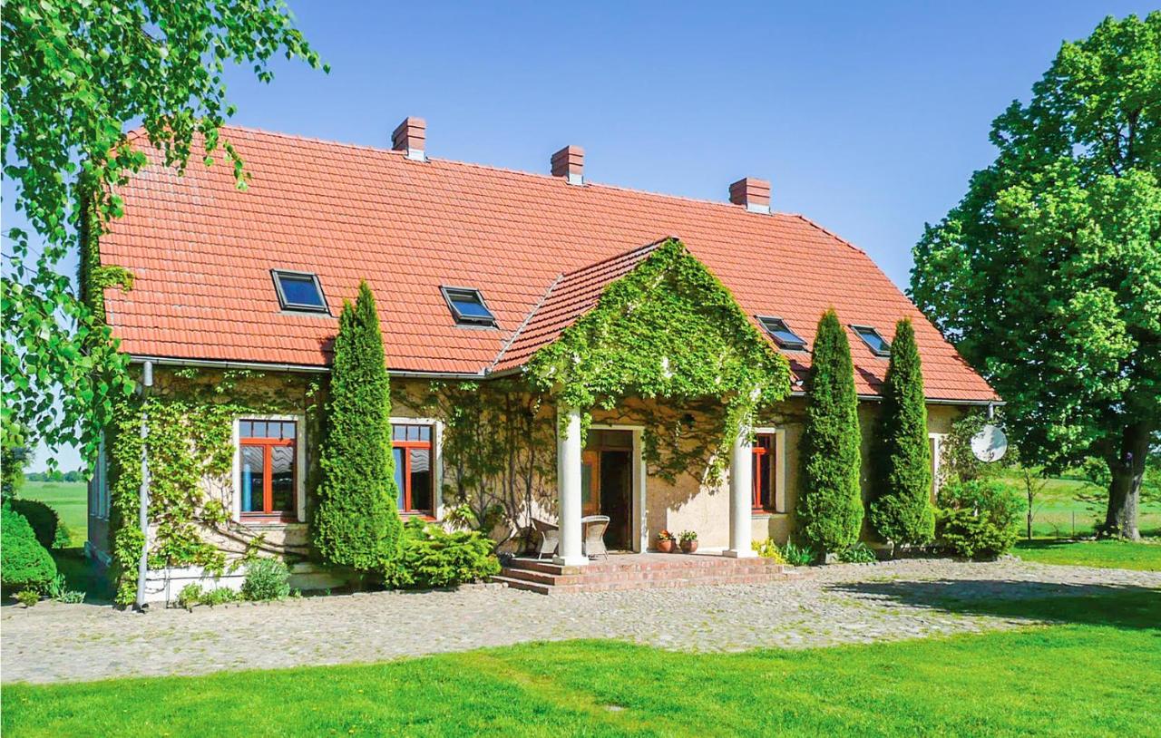 Stunning home in Nowe Worowo with 8 Bedrooms and WiFi