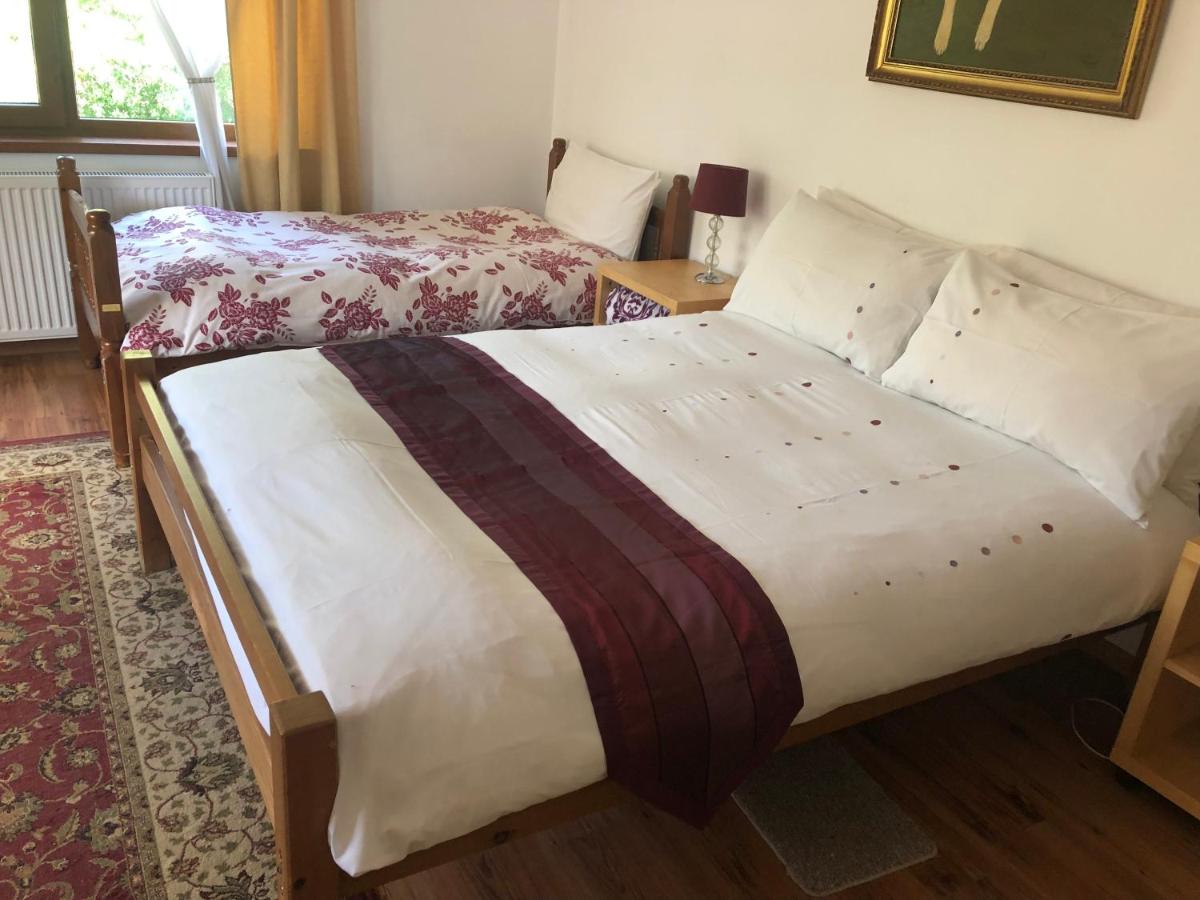Deze driepersoonskamer heeft een gedeelde badkamer.