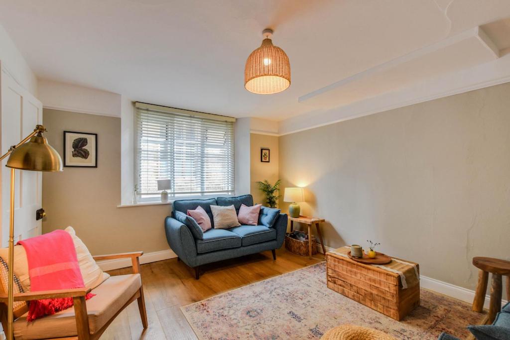 B&B Cirencester - Cheerful 3 bed Grade II Central Cottage - Bed and Breakfast Cirencester