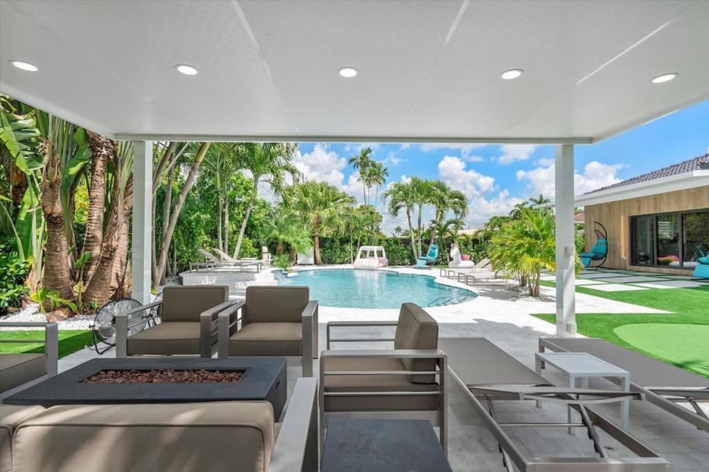 B&B Miami - VillaLee-Jungle Palm Island white marble pool Area - Bed and Breakfast Miami