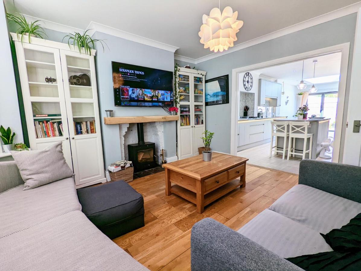 B&B Portsmouth - Beautiful 4 Bed Portsmouth Home Bright & Modern with Garden & Free Parking & Spa Bath & Fully Equiped Kitchen Perfect For Work or The Family - Bed and Breakfast Portsmouth