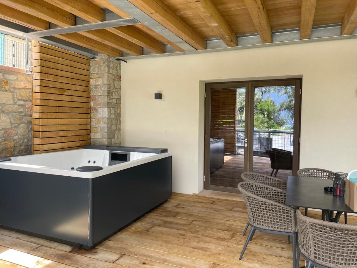 Deluxe Appartement met Bubbelbad en Uitzicht op het Meer