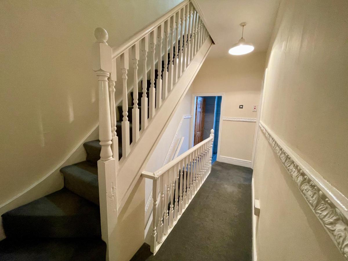 Kimberworth House, 4 Bedrooms, WIFI, Close to M1, Longer Stay, Free Parking - Bed and Breakfast