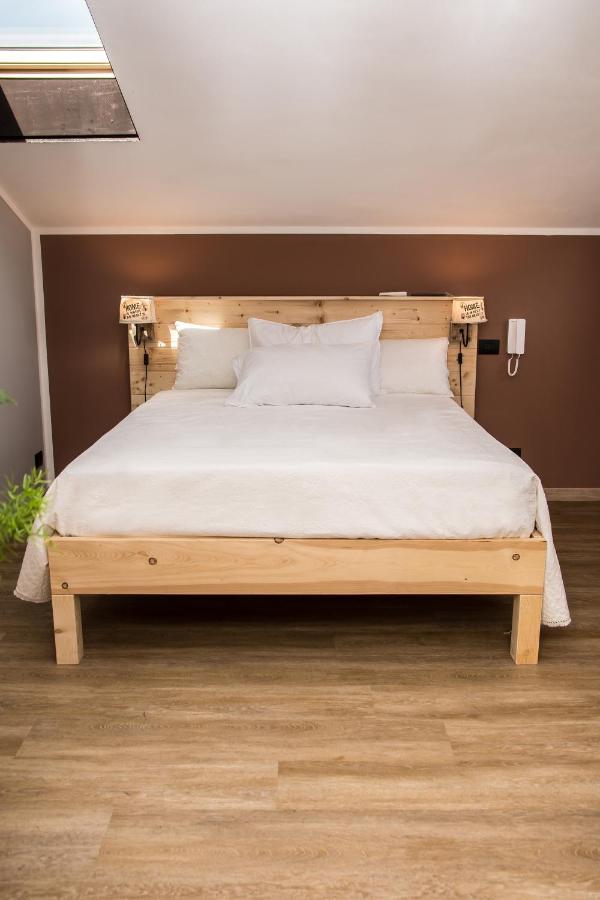 Habitación con cama extragrande y vistas a la montaña