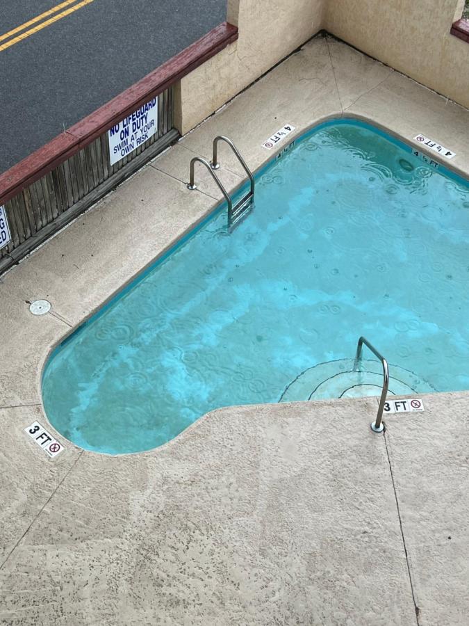 Lovely 2-bedroom condo with pool - B&B