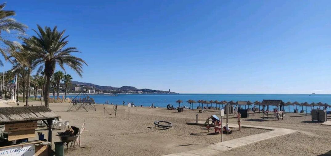 Beach House Apartment, Playa Malagueta - B&B Málaga