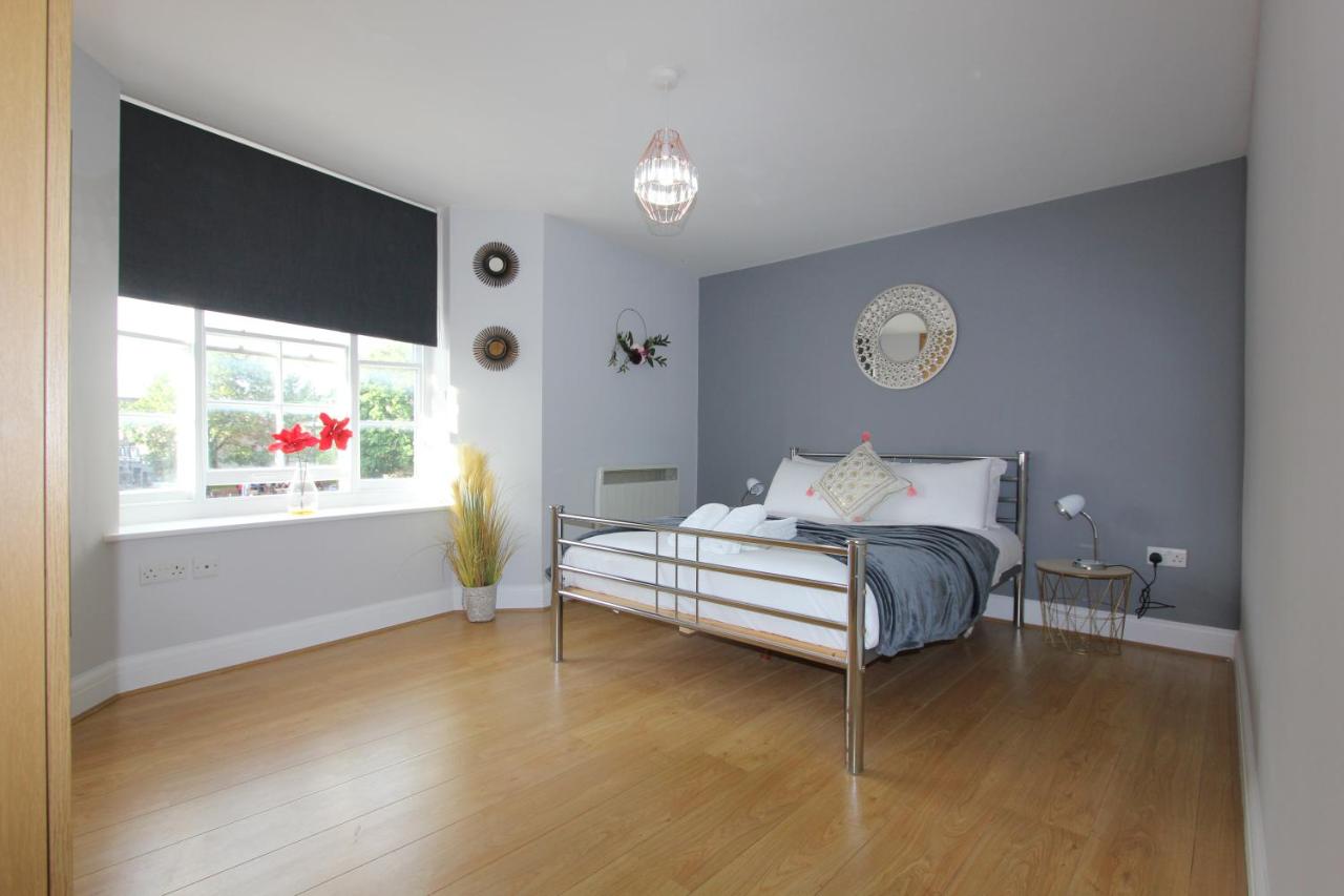 B&B Reading - Lovely 2 Bed 2 Bath Flat & Parking by CozyNest - Bed and Breakfast Reading