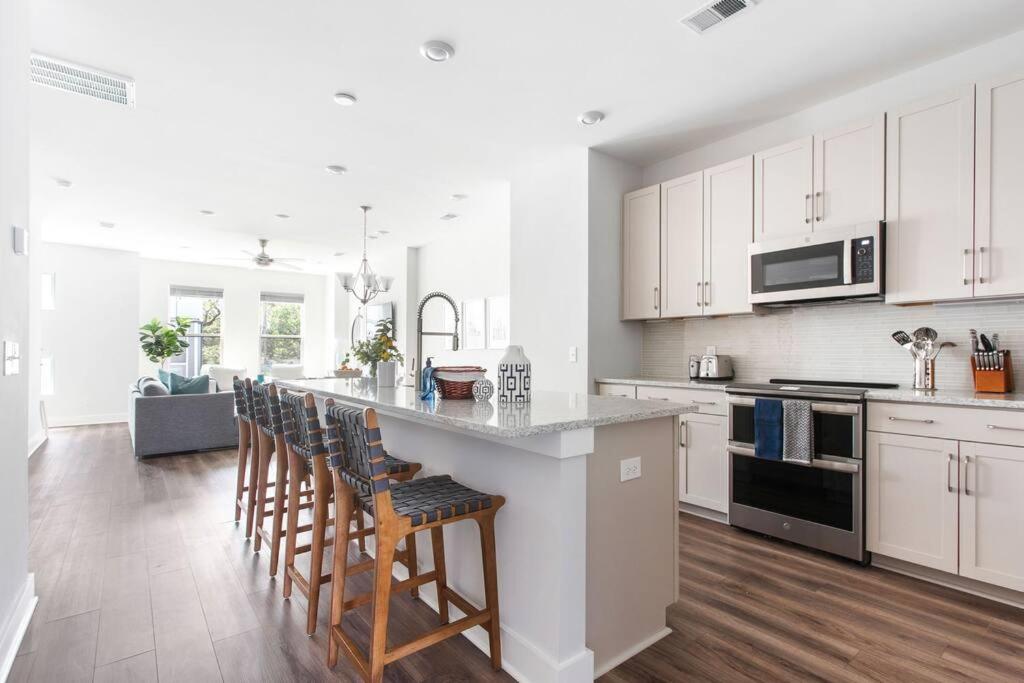 Trendy Park Circle Townhome - Bed and Breakfast