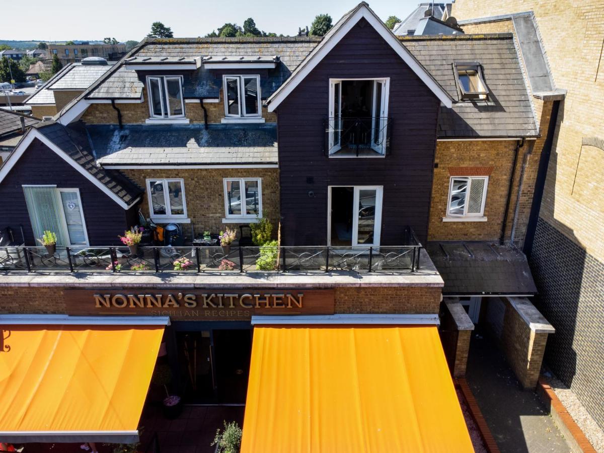 Velvet 1-bedroom penthouse, Clockhouse, Hoddesdon - B&B