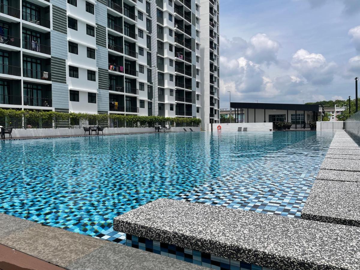 The Poolfront Homestay Desaru - B&B