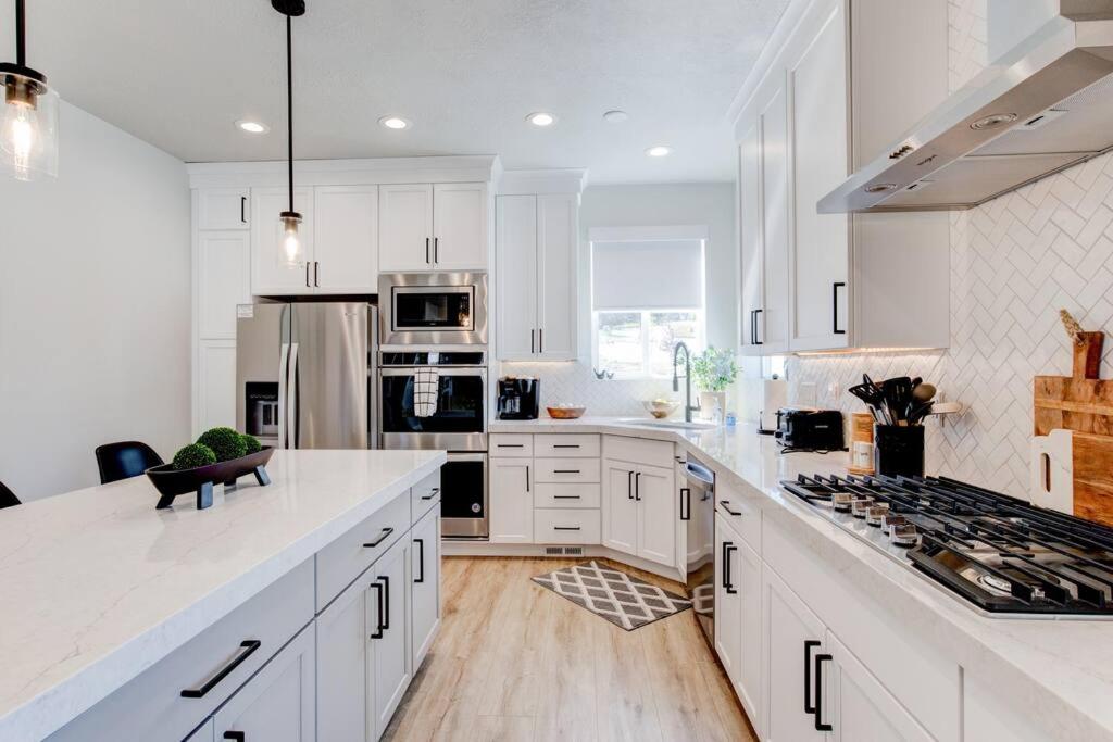 Midway to Heaven! BRAND NEW 5 bed 4.5 bath, HOTTUB - B&B