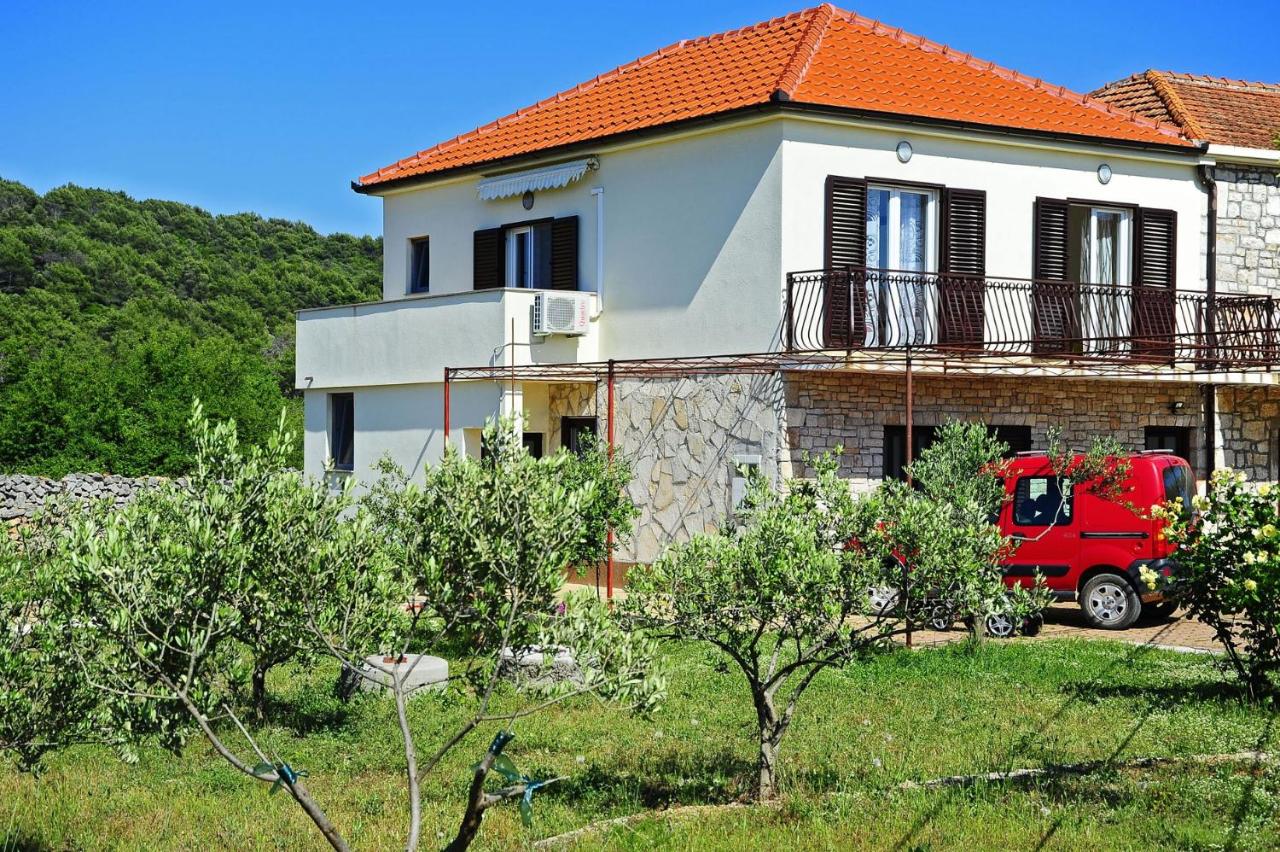 B&B Grohote - Apartments with a parking space Gornje selo, Solta - 15545 - Bed and Breakfast Grohote