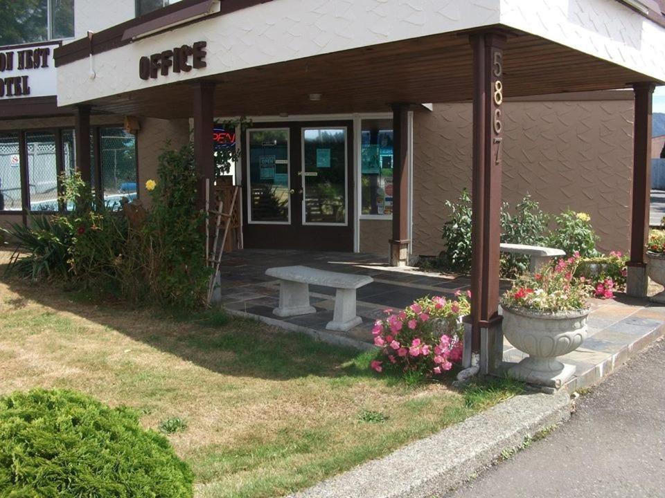 Falcon Nest Motel - B&B