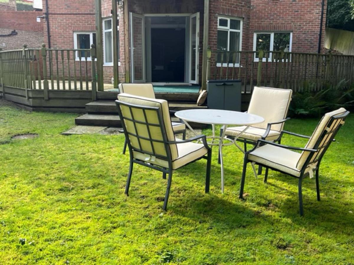 B&B Blaydon - Beautiful 2 Bed Apt with Hot Tub in Blaydon Burn - Bed and Breakfast Blaydon