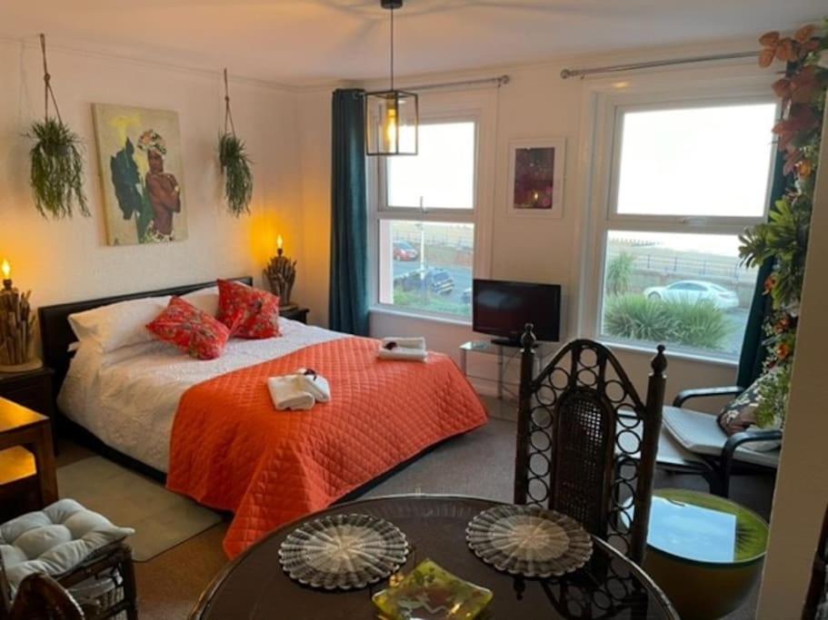 B&B Eastbourne - "The Caribbean" Seafront Apartment - Bed and Breakfast Eastbourne