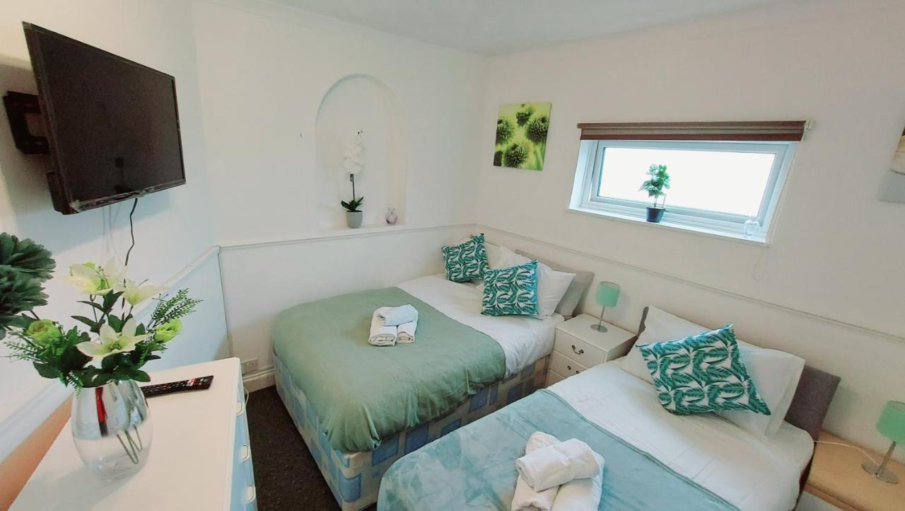 B&B Hoo - Gillings Villa -5 Bed Great For Long & Short Stay!!! Gillingham Kent - Bed and Breakfast Hoo