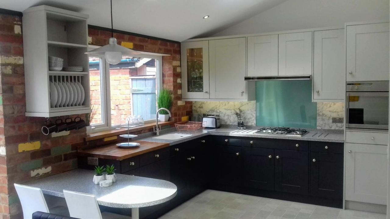 B&B Coventry - Stunning & Spacious Family Home. Midlands location - Bed and Breakfast Coventry