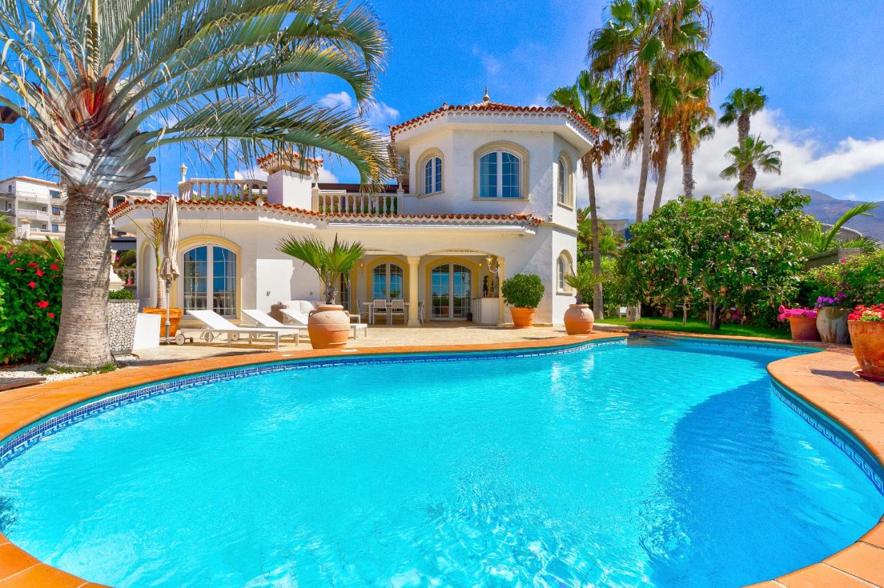 Luxury villa El Duque Ocean View - B&B