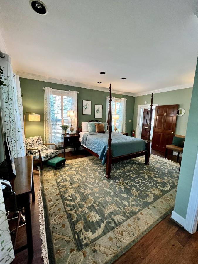 Carriage House Room 11