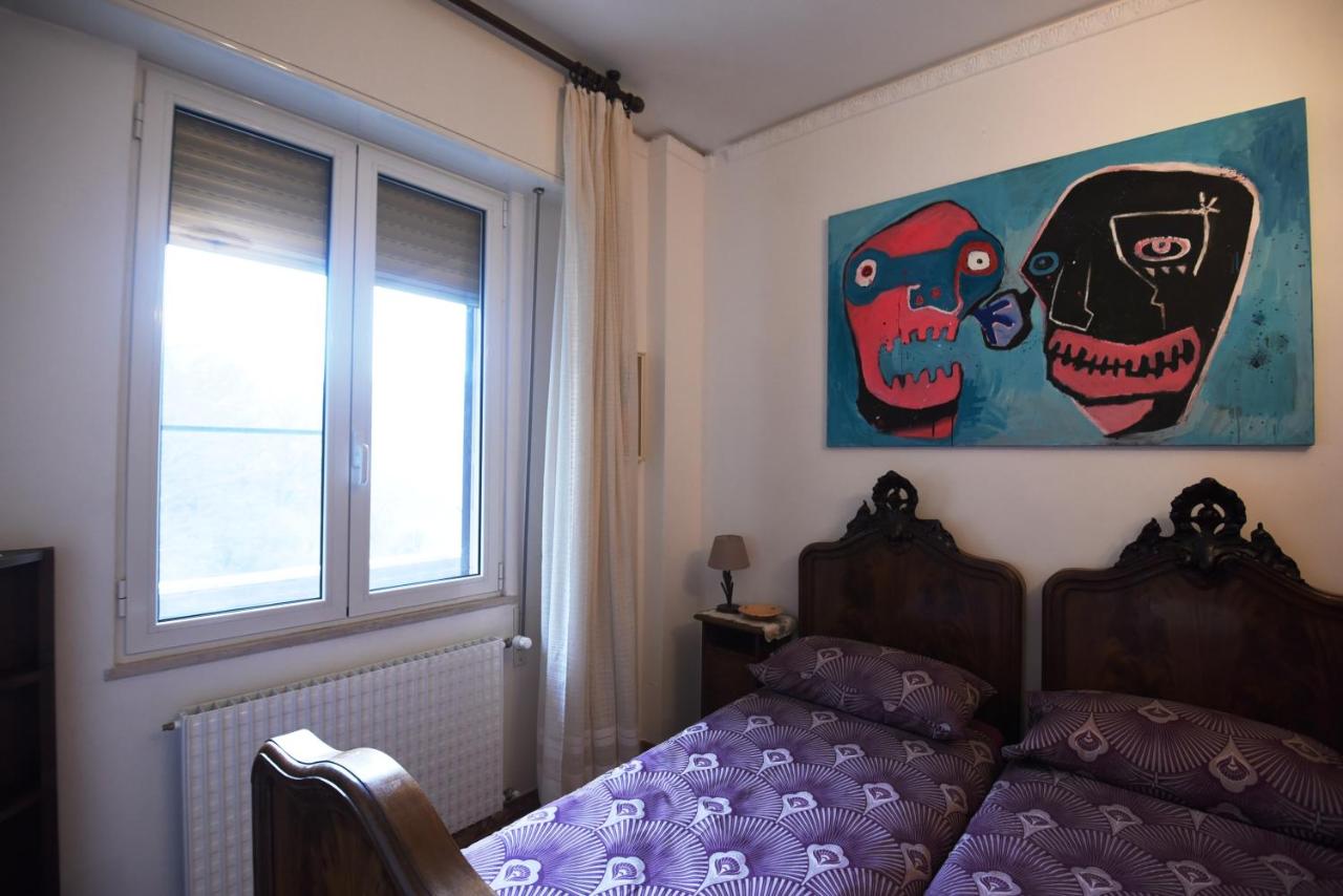 Deze driepersoonskamer heeft een gedeelde badkamer.