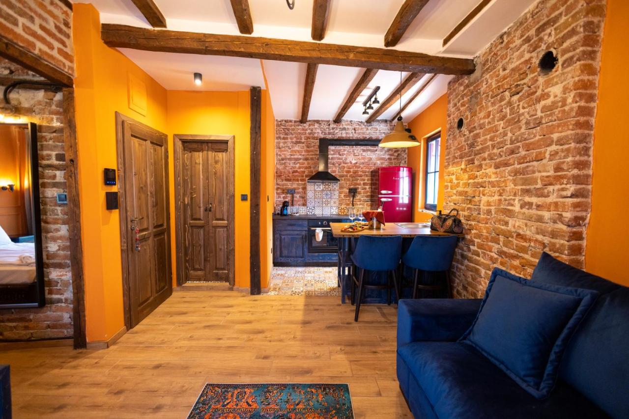 Deluxe Studio
