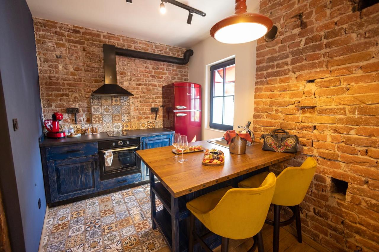 Deluxe Studio