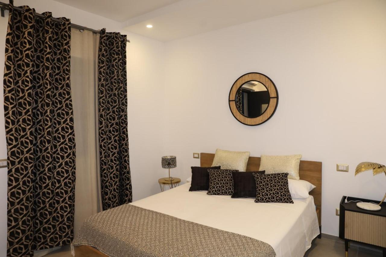 Habitación con cama extragrande y vistas al jardín 