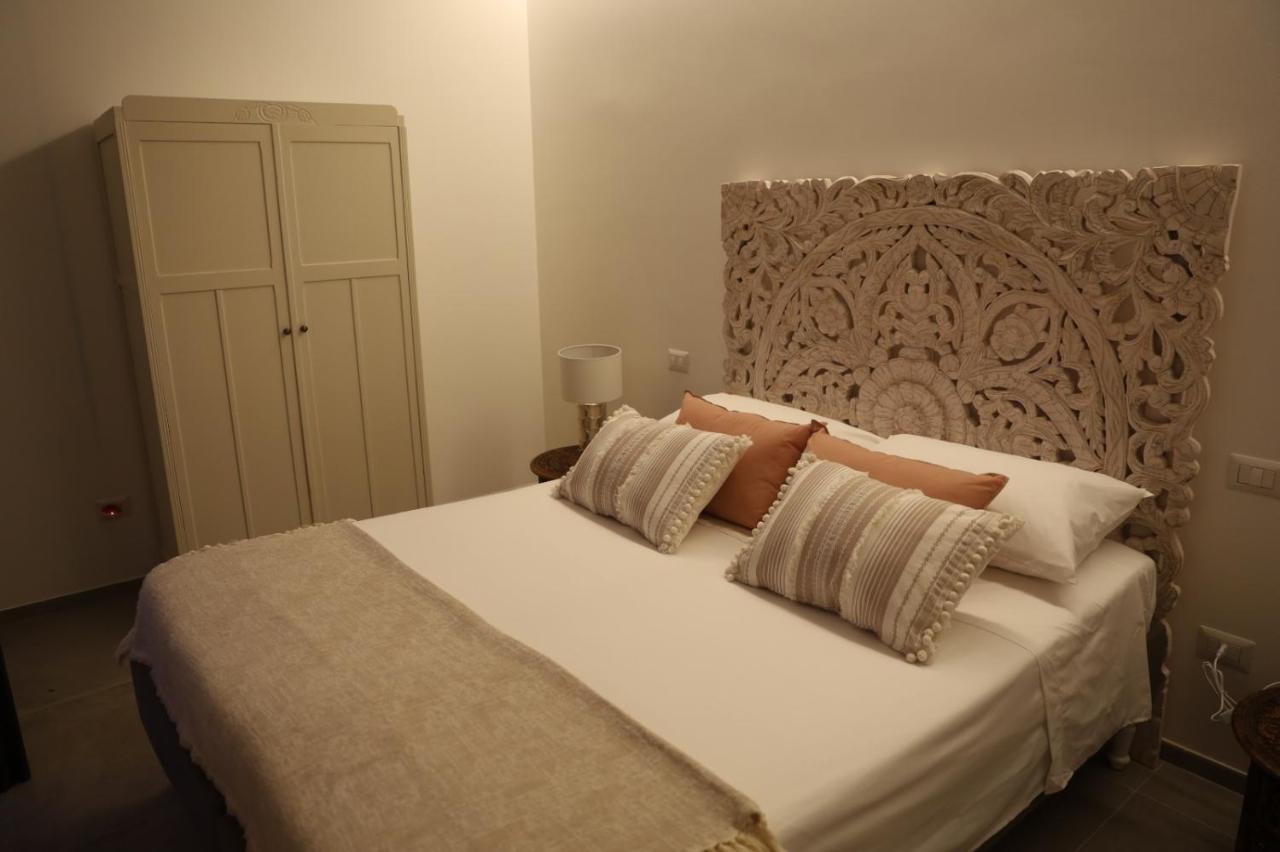 Habitación con cama extragrande y vistas a la piscina