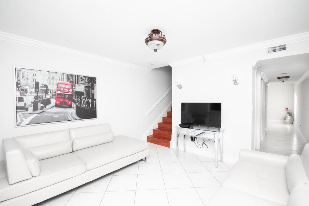 Beautiful 2/2.5 Condo w/Free Parking Fast WIFI - Bed and Breakfast Miami