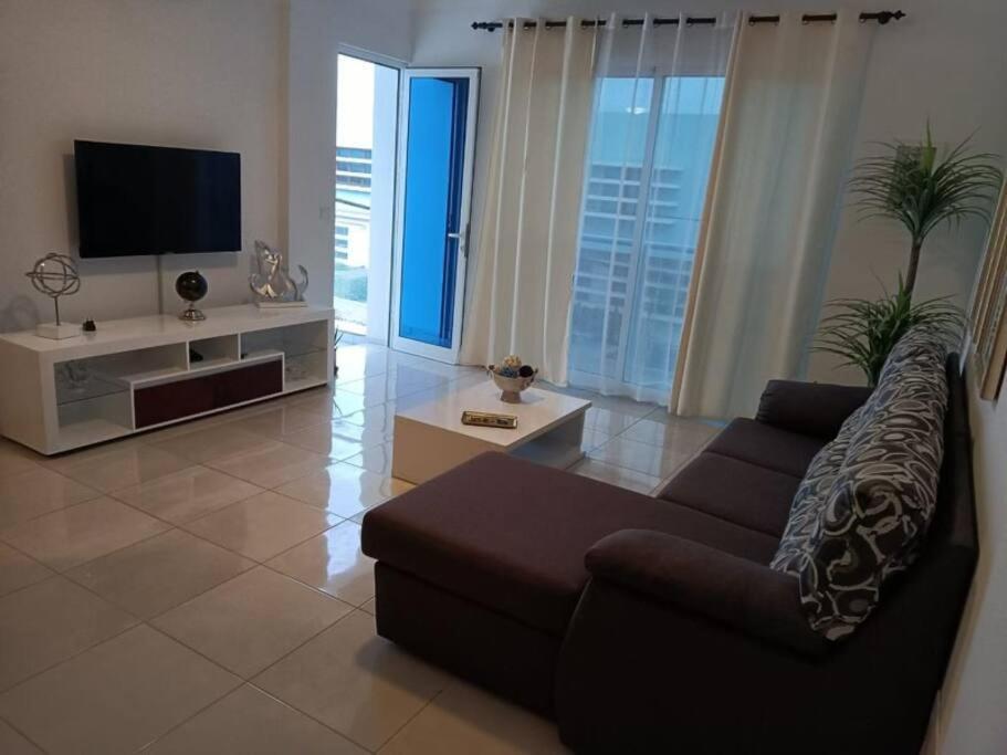 New, Modern, and Cozy 3 Bedroom Apartment. - Ferienwohnung