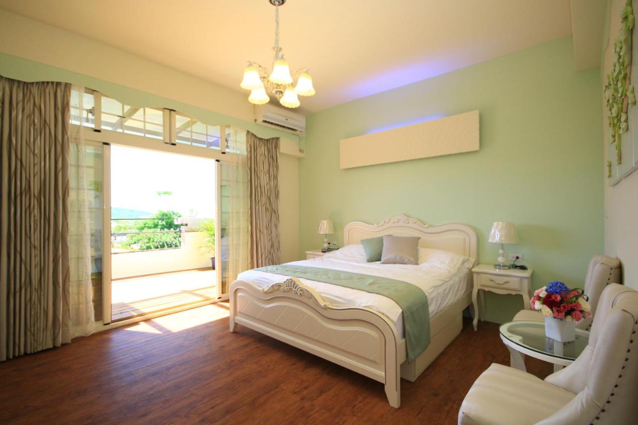 Habitación con cama grande y balcón