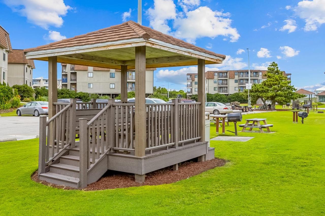 Cheery coastal condo with balcony, AC, W/D, 2 pools, grills, & beach access - B&B Atlantic Beach