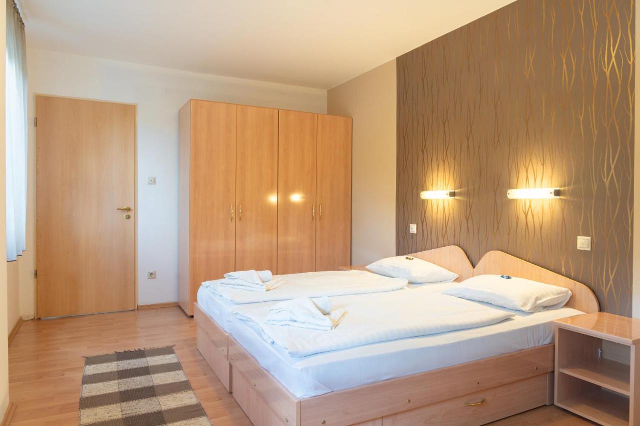 Doppel-/ Zweibettzimmer mit Straßenblick