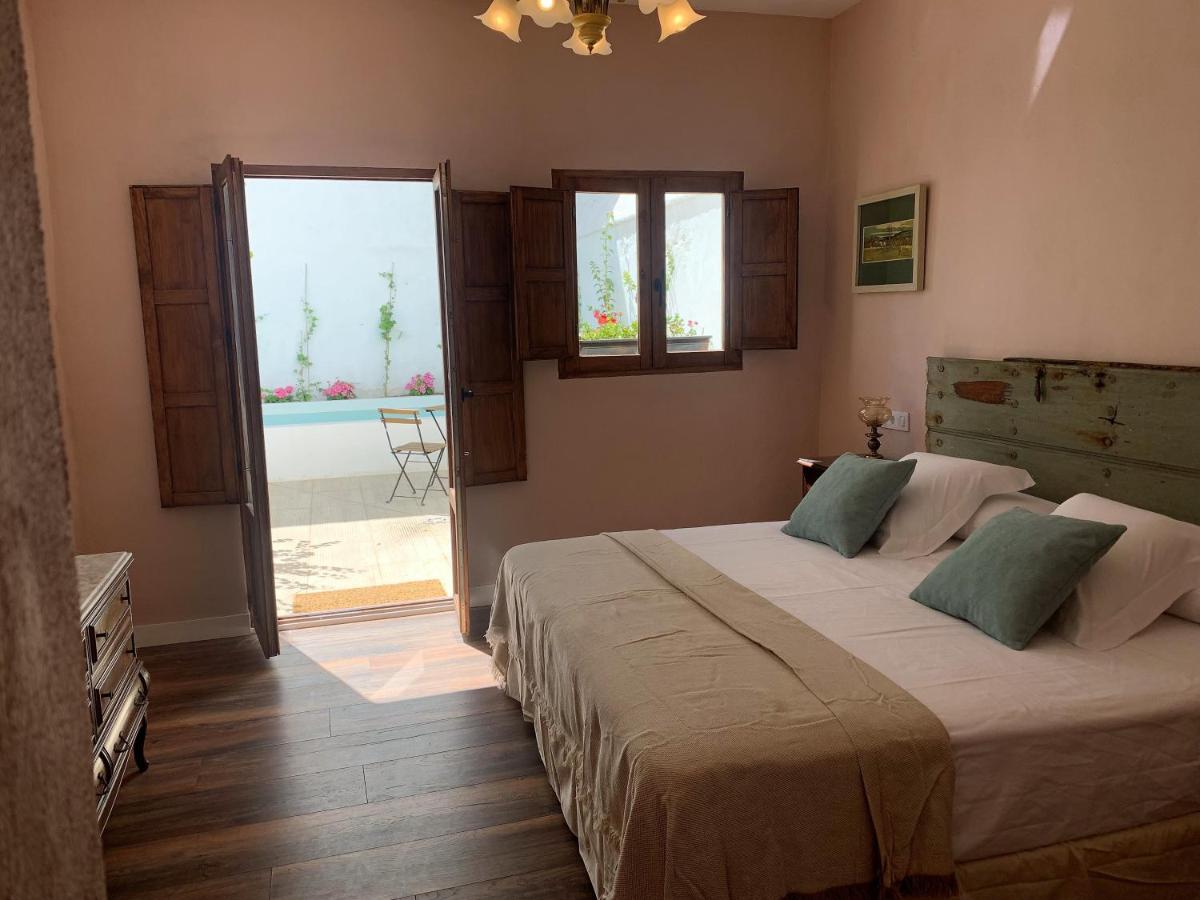 Suite con cama extragrande y vistas a la piscina